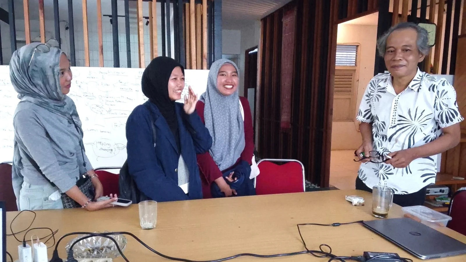 Perwakilan BEM Untan & Direktur YNKI Haryono